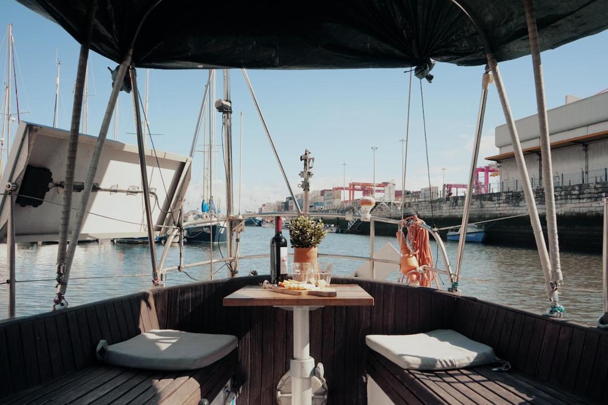 Cozy Lisbon Marina Sleepaboard - Sail Away Hotel Exterior photo